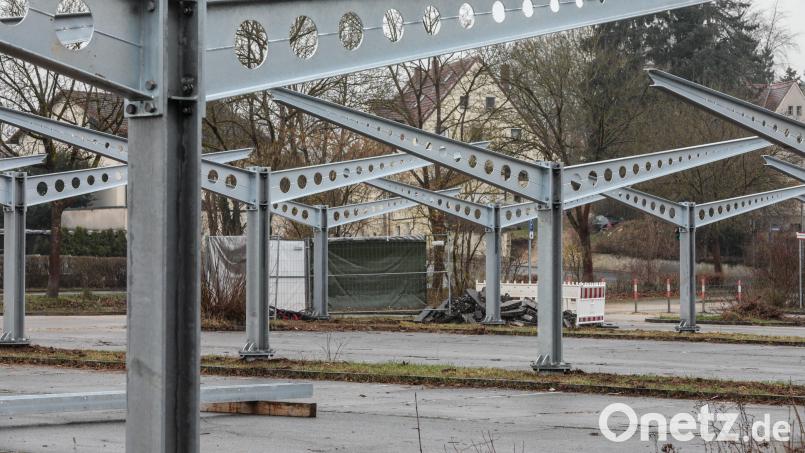 Ein Teil des Parkplatzes des Hockermühlbads in Amberg wird mit einer Photovaltaikanlage überdacht. Bild: Wolfgang Steinbacher