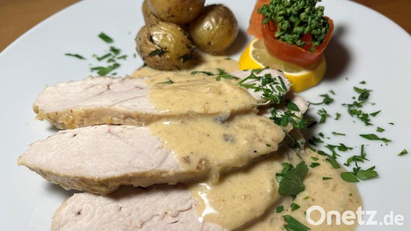 Zum marinierten Putenbraten gibt es gebratene, kleine Kartoffeln. Bild: Michael Schiffer
