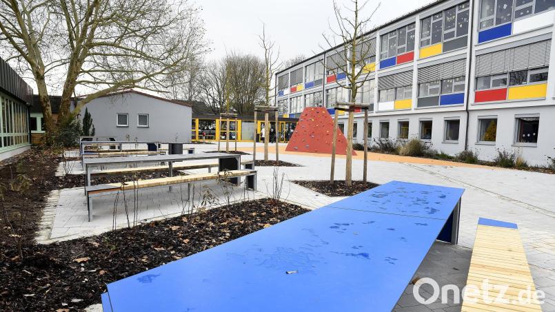 Zum Aufbau der Ganztagsbetreuung muss die Stadt Sulzbach-Rosenberg an der Jahnschule (Bild) und Pestalozzischule für Anbauten Millionenbeträge investieren. Das zählt zu den Pflichtaufgaben der Kommune. Die Finanzlage der Stadt bleibt deshalb weiterhin kritisch. Archivbild: Petra Hartl