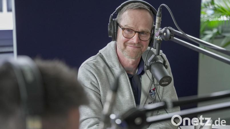 Jürgen Rumrich, der sportliche Leiter der Blue Devils Weiden, reflektiert im Podcast-Studio von Oberpfalz Medien die gerade zu Ende gegangene DEL2-Saison seines Teams. Bild: Marco Meier