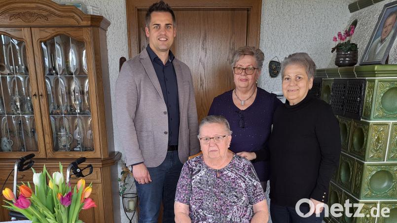 Gerda Ertel feiert ihren 85. Geburtstag mit ihren Freundinnen Sofia Scherbl und Regina Sautter (von rechts). Auch Bürgermeister Rudolf Teplitzky gratuliert der Jubilarin. Bild: wel