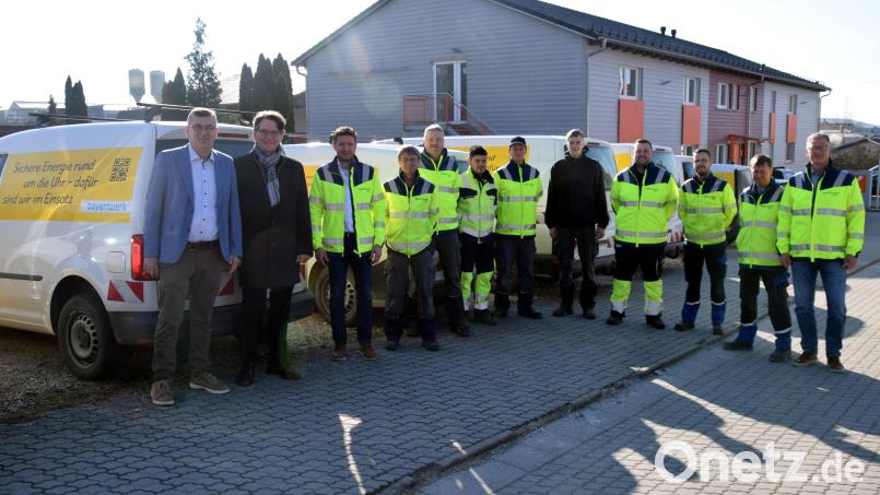 Die Bayernwerk Netz GmbH eröffnet eine Anlaufstelle für Servicetechniker im Gewerbegebiet &quot;Brunnlettberg&quot; in Schmidmühlen. 20 Gemeinden in der Region werden künftig dort betreut. Von links: Bürgermeister Peter Braun und Kommunalbetreuer Markus Windisch und der Leiter des Kundencenters Parsberg Markus Segerer; rechts Thomas Herrnberger (Leiter Service). Bild: bö