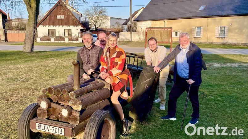 Die Projektlokomotive ist unter Dampf und mit Akteuren besetzt: Im Vordergrund Pavel Bulin und Katka Müllerova, dahinter Bürgermeister Uwe König und Timo Häusler mit Hartmut Schendzielorz. Bild: Gerhard Krones