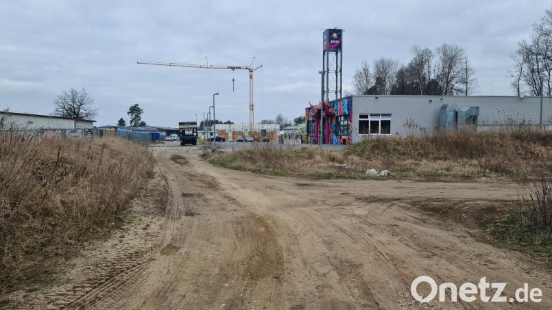 Die Straße in der Nähe des Gründerzentrums könnte einmal erweitert werden. Dies steht aber im Konflikt mit dem Hochwasserschutz. Bild: sne