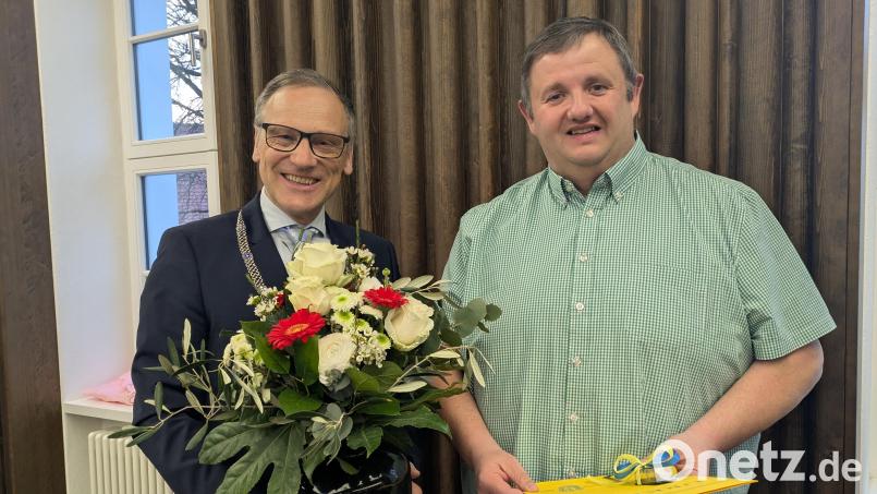 Mit der Ehrennadel in Gold ist Helmut Zeitler (rechts) ausgezeichnet worden. Bürgermeister Bernd Sommer würdigte damit im Auftrag des Stadtrats die 20-jährige Tätigkeit in der SPD-Fraktion und unterstrich zudem das herausragende ehrenamtliche Engagement. Bild: pz