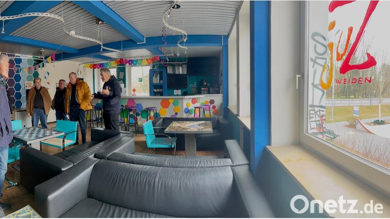 Der neue barrierefreie Zugang ins Jugendzentrum soll von außen in die Caféteria führen. Auf der Fensterseite muss dazu ein Durchbruch geschaffen werden. Bild: Gabi Schönberger