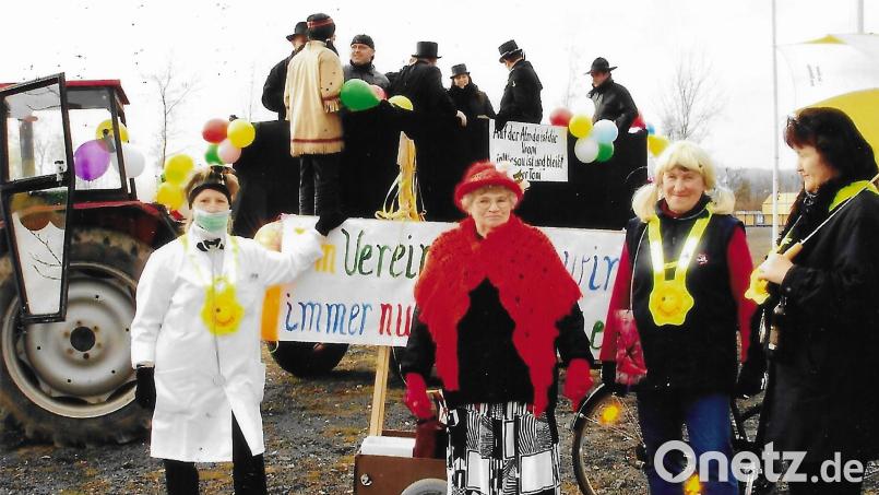Das Motto des Motivwagens beim Rosenmontagsumzug 2008 in Wiesau war: &quot;Auf der Alm da ist die Vroni, in Wiesau ist und bleibt der Toni.&quot; Den Spruch hatte sich der Tourismus- und Kulturverein ausgedacht. Bild: Archiv Gabi Eichenseher