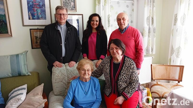 101 Jahre – und immer noch fit: Das Bild zeigt Jubilarin Theresia Majcher mit Tochter Maria und (dahinter von links) Stadtpfarrer Bernd Philipp, Bürgermeisterin Margit Bayer und Seniorenbeauftragtem Gerhard Weber. Bild: fpoz