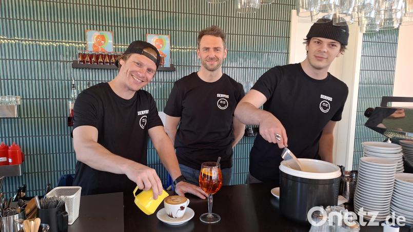 Das insgesamt elfköpfige Team der Hamburgerei, im Bild (von links) Betriebsleiter Vincent Hemelaar, Geschäftsführer Sebastian Bernhard und Mitarbeiter Hugo Haas, rüstet sich für den Ansturm in der neunten Filiale am Steinberger See. Bild: bl