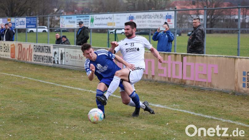 Sebastian Treml (rechts, gegen Lukas Dobmeier vom TSV Eslarn) und die SpVgg Schirmitz müssen sich im VG-Derby bei der DJK Irchenrieth auf erbitterte Gegenwehr einstellen. Archivbild: Dieter Jäschke
