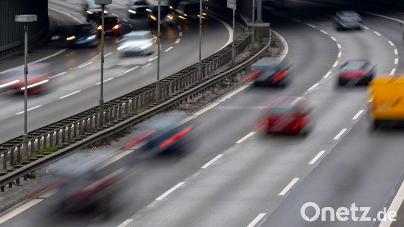 Einrichtungen wie Leitplanken erhöhen die Sicherheit im Verkehr. Symbolbild: Monika Skolimowska/dpa