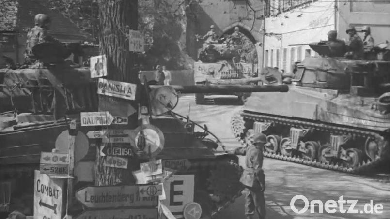 Szenen, die sich kurz nach der Übernahme der Amerikaner am Weidener Schlörplatz abgespielt haben. Im Vordergrund zu sehen: ein improvisierter Wegweiser der Alliierten. Bild: Stadtarchiv Weiden
