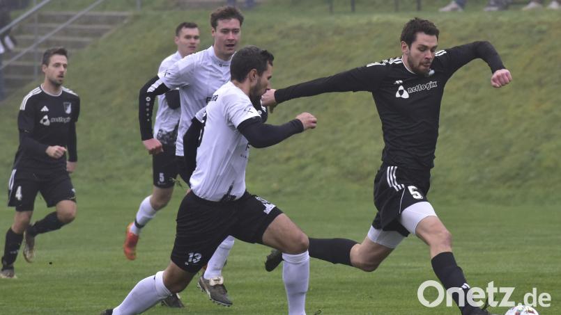 Der Kemnather Stürmer und Interimstrainer Alexander Grill (rechts) und sein Team empfangen am Sonntag den SV Diendorf im Neulingsduell. Bild: mhs