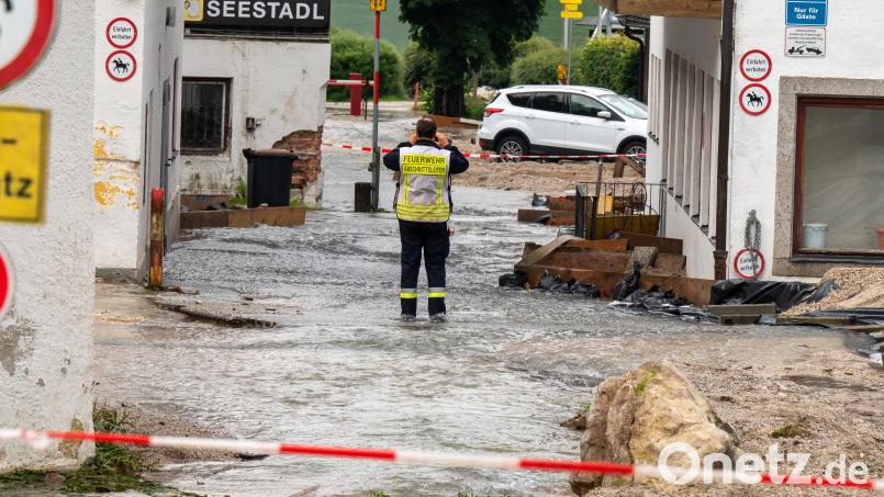 Bei Einsätzen ziehen Helfer von Feuerwehren und Rettungsdiensten an einem Strang. Rechtlich sind sie aber nicht gleichgestellt. Bild: Peter Kneffel/dpa