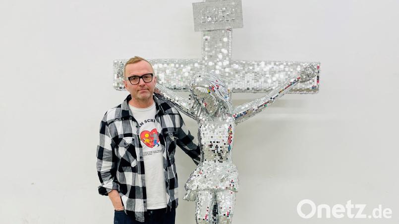 Künstler Thorsten Mühlbach aus München mit seinem &quot;Spiegelkreuz&quot;. Bild: Wilhelm Koch