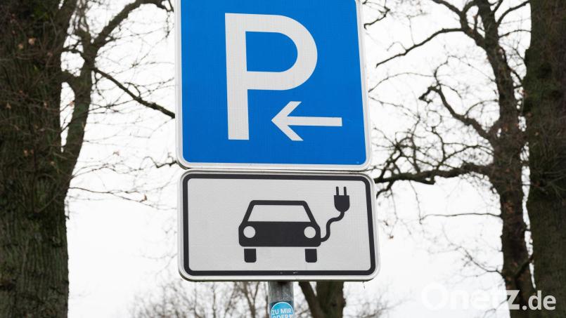 Ab dem 1. April dürfen Elektroautos in Bayern auf öffentlichen Stellflächen bis zu drei Stunden kostenlos parken. Bild: Julian Stratenschulte/dpa