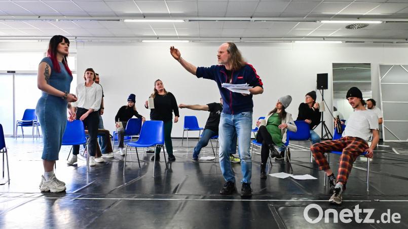 Enttäuscht von Jean Paul (Andreas Leopold Schadt, Bildmitte) zeigt sich in dieser Szene Karl Ludwig Sand (Amy, links). Bild: Florian Miedl/fph