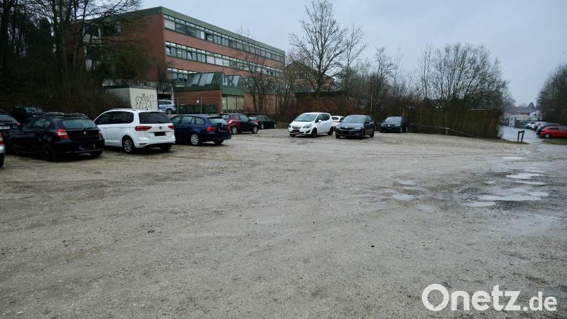 Auf diesem Schotter-Parkplatz neben dem Schulgebäude soll das neue Gebäude für den Kfz-Bereich errichtet werden. Bild: gsp