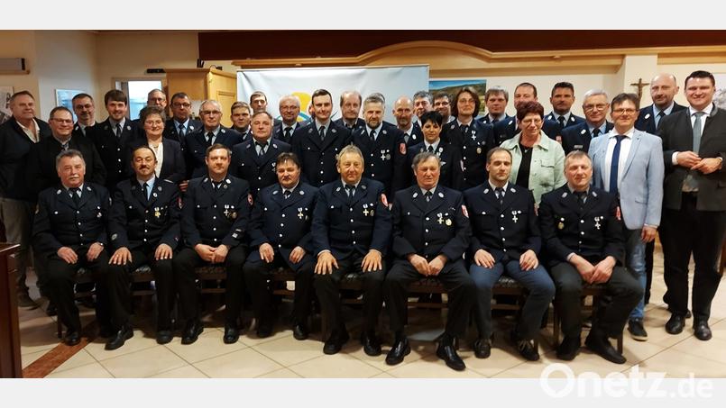 Die geehrten Aktiven des Feuerwehr-Inspektionsbereichs Ost mit Kreisbrandrat Christian Demleitner und Landrat Thomas Ebeling (rechts) sowie den Bürgermeistern der entsprechenden Feuerwehren. Bild: lg
