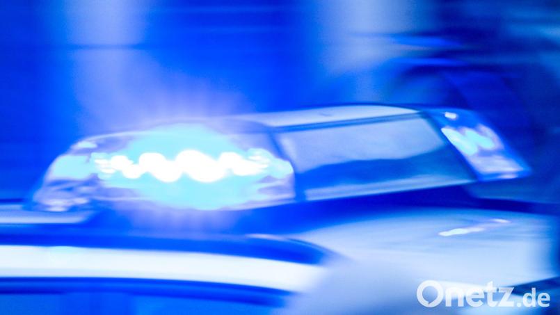 Mit Blaulicht rückten die Einsatzkräfte zu dem Unfallort aus. Symbolbild: Jens Büttner/dpa