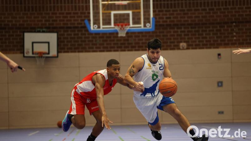 Die Weiden SEC Baskets und Benjamin Pradenas (am Ball, Szene aus einem früheren Spiel) treten am kommenden Samstag bei der SpVgg Rattelsdorf an. Archivbild: Dieter Jäschke