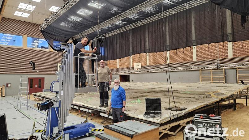 Peter Hackl und Wolfgang Heser (von rechts) haben Anfang Dezember in der Mehrzweckhalle begonnen, die Bühne für die Kemnather Passion aufzubauen. Unterstützung bekommen sie dabei unter anderem von Alexander Schmid (links), der sich um die Technik kümmert, Bild: Stadt Kemnath/Carolin Böckl/exb