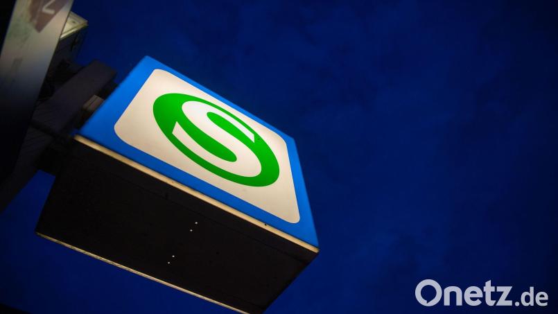 Rund tausend Insassen saßen stundenlang in der S-Bahn fest. Symbolbild: Lino Mirgeler/dpa