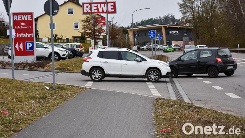 Neben der Vilstalstraße in Kümmersbruck, direkt unter dem Geh- und Radweg (im Vordergrund), verläuft die alte Wasserleitung, die ab Anfang April ausgetauscht wird. Keine ganz einfache Baustelle, weil sie die Zufahrt zu mehreren Einkaufsmärkten betrifft. Bild: Stephan Huber