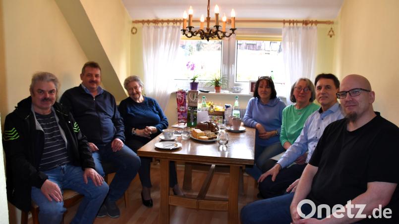 Anna Stursberg-Löw feiert 85. Geburtstag und viele Gratulanten kommen: im Bild (von links) dritter Bürgermeister Josef Fleißer, erster Bürgermeister Reinhard Kreuzer, Anna Stursberg-Löw,
Marianna Hanamann, Mathilde Wilka, Ludwig Reger und Sohn Pascal Stursberg. Bild: Nicole Rochelt/Stadt Schönsee/exb