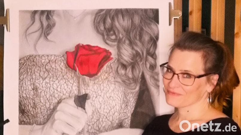 Nicol Voigt aus Cham feiert im Kunsthaus ihre Ausstellungspremiere. Das Gemälde, vor dem die Künstlerin steht, nennt sie &quot;Romanze&quot;. Bild: Voigt