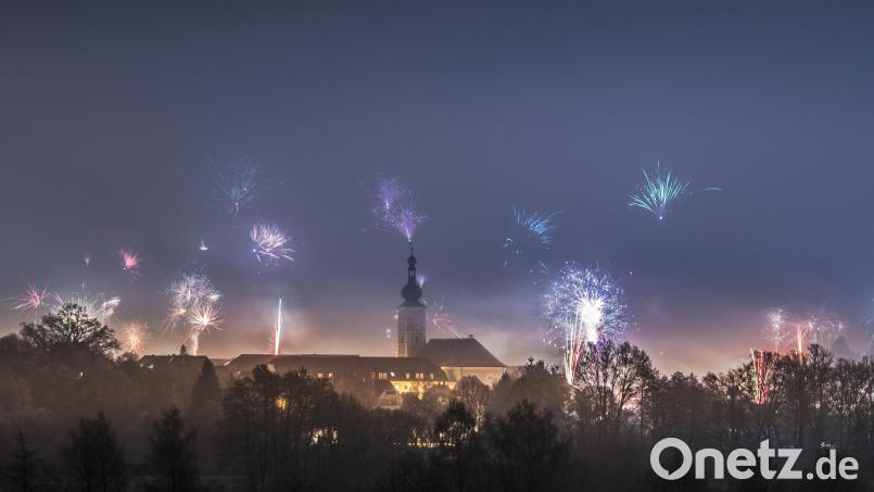 Silvester-Feuerwerk über Pressath. Bild: Klaus Stingl