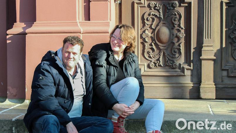 Sie teilen sich die erste Pfarrstelle in der Amberger Paulanergemeinde: Christoph und Julia Maser. Hier kommen sie nach dem Umzug aus Bayreuth auf den Stufen der Paulanerkirche in der Sonne etwas zur Ruhe. Bild: Dagmar Williamson