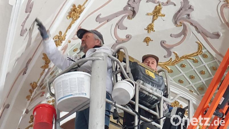 Mit dem Hubsteiger erreichten Kirchenmaler Viktor Schott und sein Kollege Tobias Möwes jede Stelle der über zehn Meter hohen Pfarrkirche St. Georg. Bild: mas