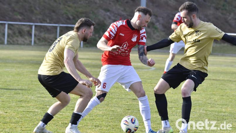 Remigiusz Szewczyk (Mitte) vom SV Inter Bergsteig Amberg lief auch schon am Wasserwerk für die SpVgg SV Weiden auf. Bild: Hubert Ziegler