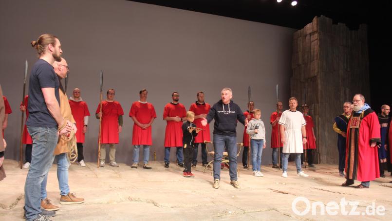 Die Proben für die Kemnather Passion laufen auf vollen Touren - hier befragt Pontius Pilatus (Mitte) den gefesselten Jesus (links). Bild: stg