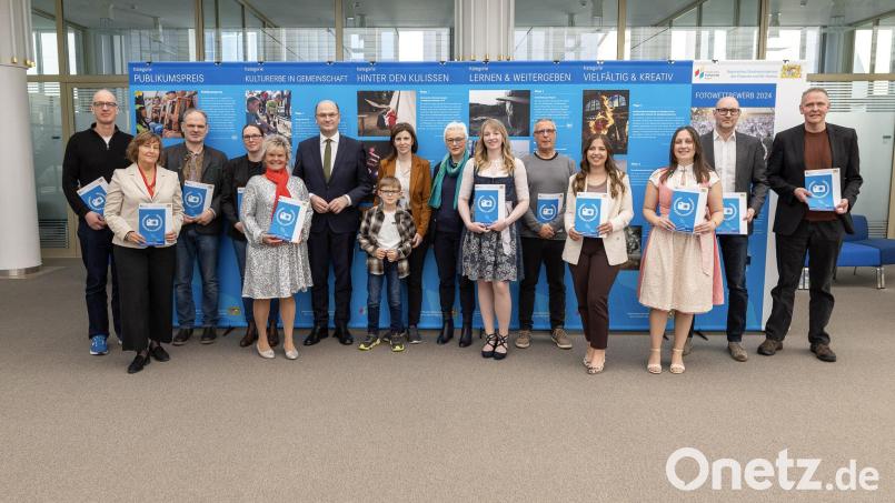 Die Preisträger beim Fotowettbewerb zeichnete Heimatminister Albert Füracker (Sechster von links) bei einem Festakt in Nürnberg aus. Einen Hauptpreis gab es für den Waldsassener Robert Christ (Dritter von links). Bild: Ministerium für Finanzen und Heimat/exb