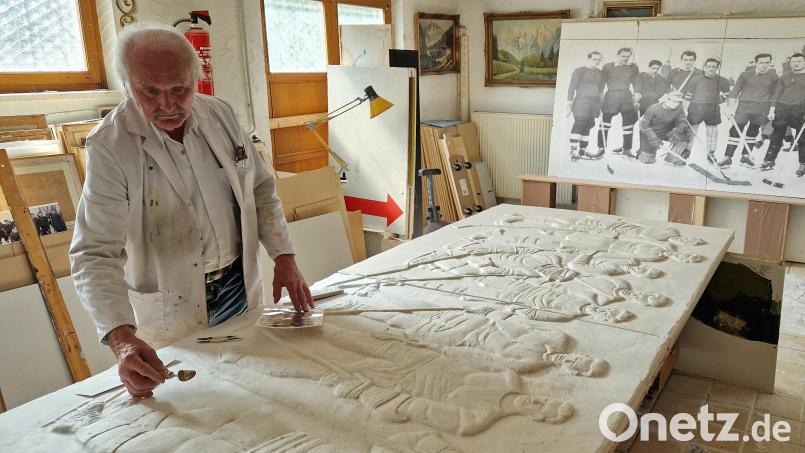Hans-Georg Hierl in seinem Atelier in Ebermannsdorf. Er erarbeitet ein Gipsmodell, auf dem Eishockeyspieler der Straubing Tigers dargestellt sind, geschnitzt und modelliert nach dem Originalfoto im Hintergrund. Dieses Modell dient zur Herstellung einer Bronze-Tafel, die im August am Eisstadion in Straubing angebracht werden soll. Bild: Wendl