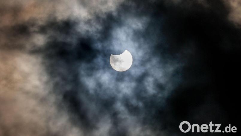 In Bayern werden die Wolken wohl kaum einen Blick auf die Sonne zulassen. Archivbild: Axel Heimken/dpa
