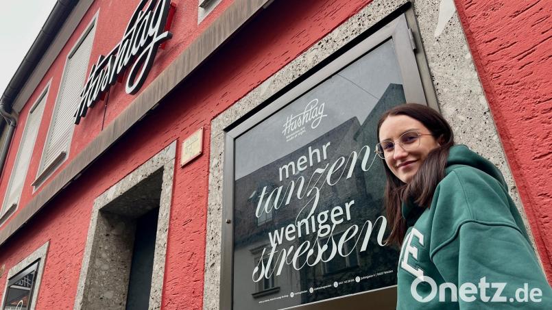 Lena Kappl steht schon lange hinter der &quot;Hashtag&quot;-Theke und kennt den Club bestens. Sie freut sich, dass sich die meisten Gäste an die Regeln halten. Bild: Gabi Schönberger