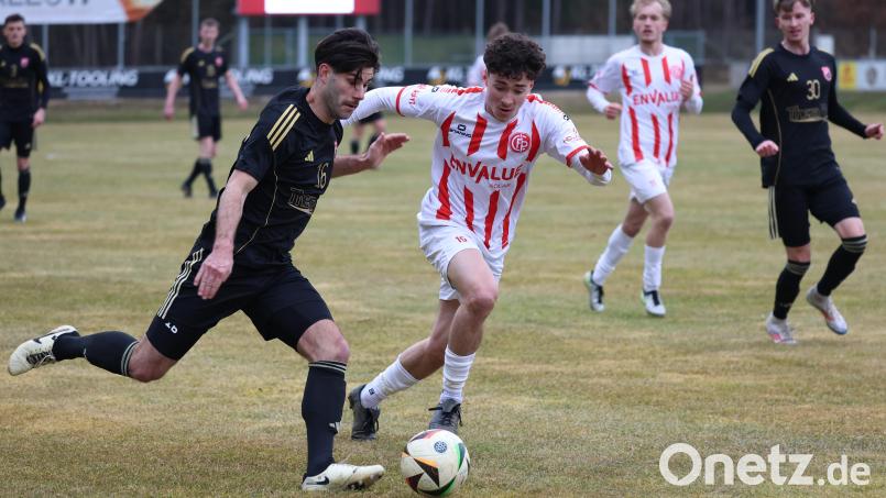 Paul Weidhas (links) und der SC Luhe-Wildenau empfangen den TSV Bogen. Bild: Dieter Jäschke