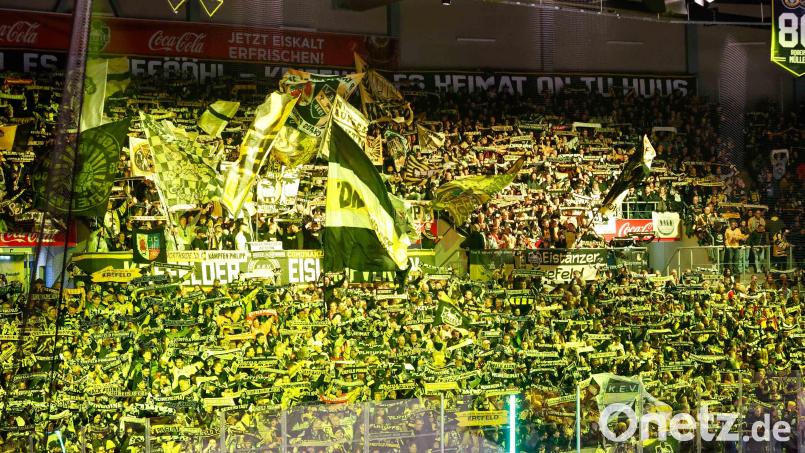 Über 8000 Zuschauer sorgten am Sonntag in der Yayla-Arena für eine atemberaubende Stimmung beim Play-off-Spiel der Blue Devils Weiden bei den Krefeld Pinguinen. Bild: samla.de