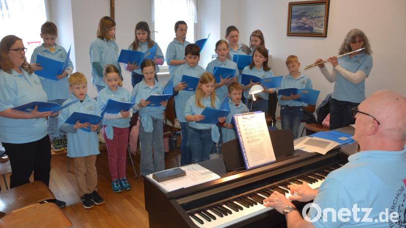 Der Kinderchor der Pfarrei Bad Neualbenreuth feiert einjähriges Bestehen. Dazu gibt es an diesem Sonntag in der Kleinen Kappl um 10 Uhr einen Dankgottesdienst. Dafür proben die Mädchen und Jungs mit Armin Pörner (am Piano), Leiterin Michaela Ulrich (links) und Monika Werner (rechts). Bild: jr