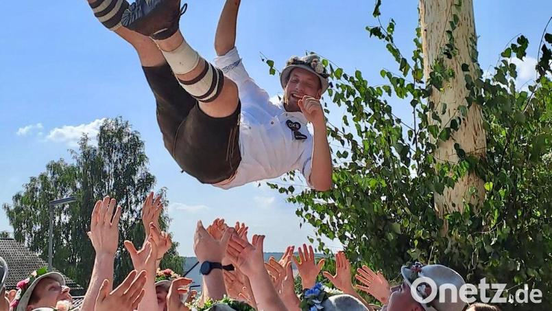 Nur fliegen ist schöner! Der Oberkirwabursch darf schon mal – wie hier in Etsdorf in der Gemeinde Freudenberg – ein Bad in der Menge nehmen. Bild: Heike Birner