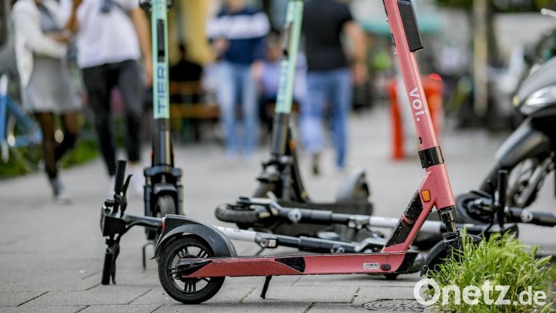 Die Polizei hat einen E-Scooter-Fahrer kontrolliert. Bild: Axel Heimken/dpa