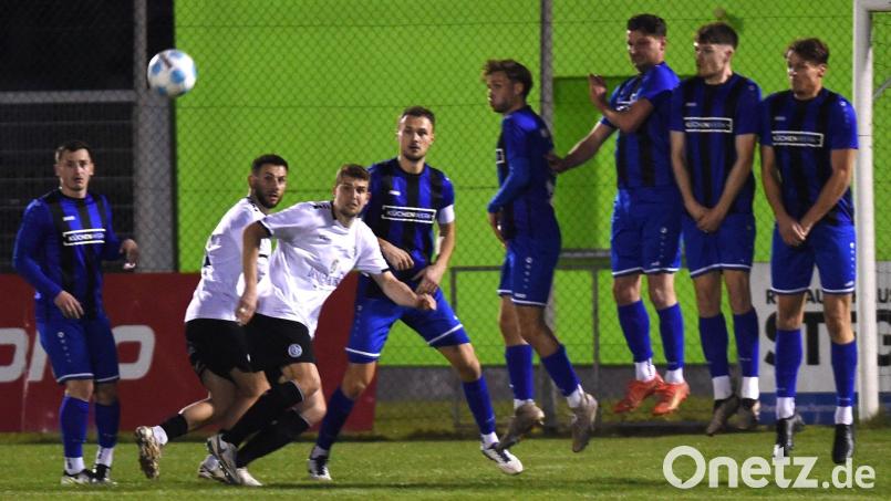 Dirigiert von Mauricio Göhlert (Vierter von links) hat die Weidener Mauer bei diesem Würzburger Freistoß alles im Griff. Der Kapitän der SpVgg SV Weiden avancierte in Halbzeit zwei selbst zum Matchwinner, als er einen Freistoß zum Siegtreffer ins Würzburger Tor zirkelte. Bild: Büttner