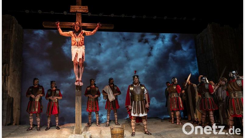 Der Kreis schließt sich: Roland Krauß hängt als Jesus am Holzkreuz, das einer seiner Vorfahren beim Milchhofgelände hat errichten lassen. Er verkörpert dieses Jahr zum dritten Mal bei der Kemnather Passion den Gottessohn. Bild: Bernd Schönfelder/exb