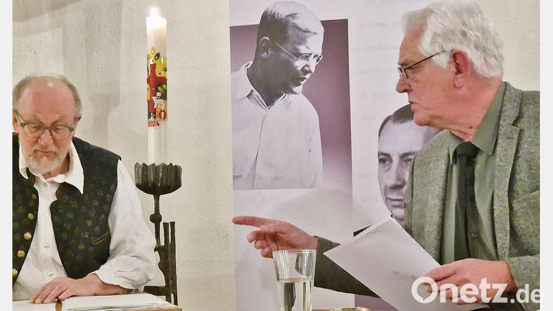Stefan Voith (links) und Autor Bernhard Setzwein bei der szenischen Lesung in der evangelischen Versöhnungskirche in Neunburg vorm Wald. Im Hintergrund sieht man Fotos von Dietrich Bonhoeffer (oben) und Josef Müller, genannt &quot;Ochsensepp&quot;, dem Gründer der CSU. Bild: Thomas Dobler
