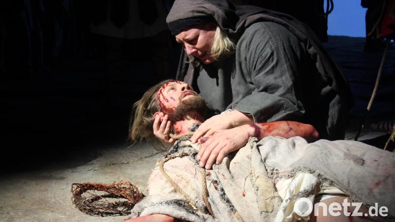 Das Leiden Christi (Roland Krauß) und die Schmerzen Mariens (Nicole Besold) gehören bei der Kemnather Passion zusammen. Archivbild: stg