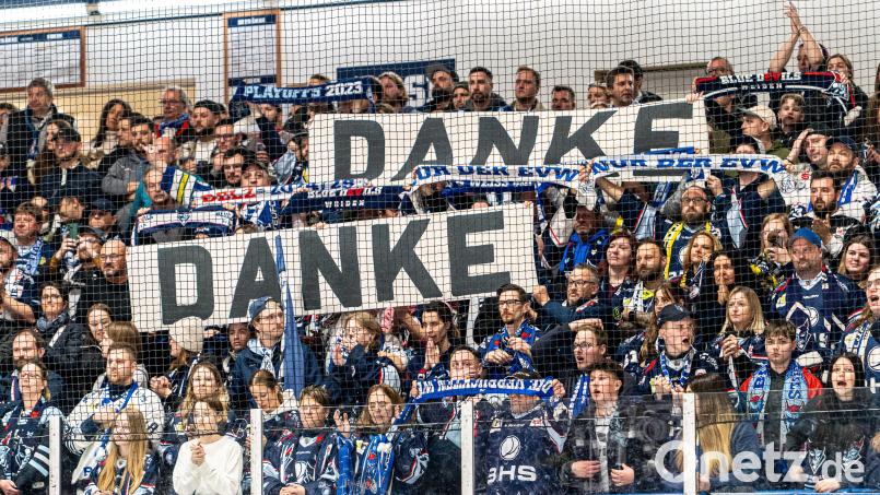 &quot;Danke&quot; sagen die Blue Devils Weiden am Sonntag zu Fans, Sponsoren und Gönnern. Bild: Elke Englmaier