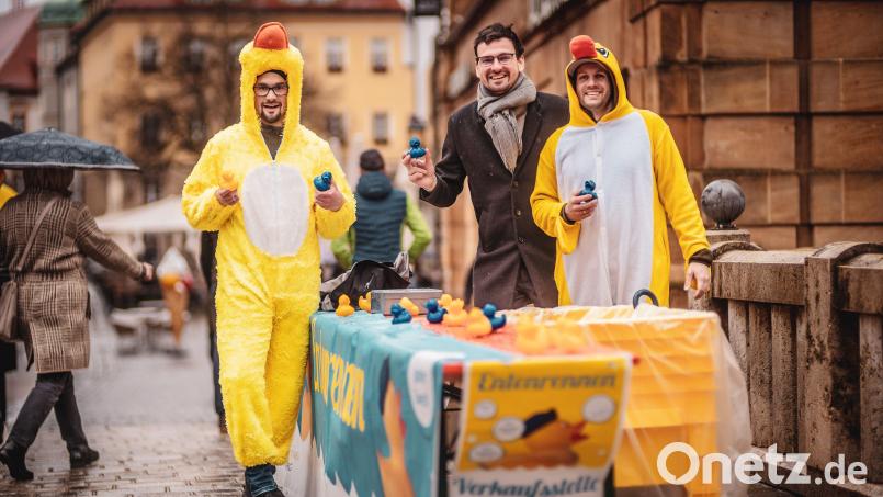 Jeden Samstag vor dem Renntermin 27. April verkaufen die Round Tabler ihre Enten auf der Krambrücke. Die Kostüme sind ein echter Blickfang. Bild: Golinski/exb